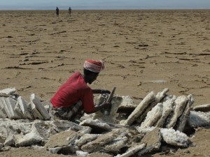 hand-cutting salt plates in Dallol